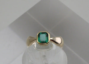 18k Emerald womans ring