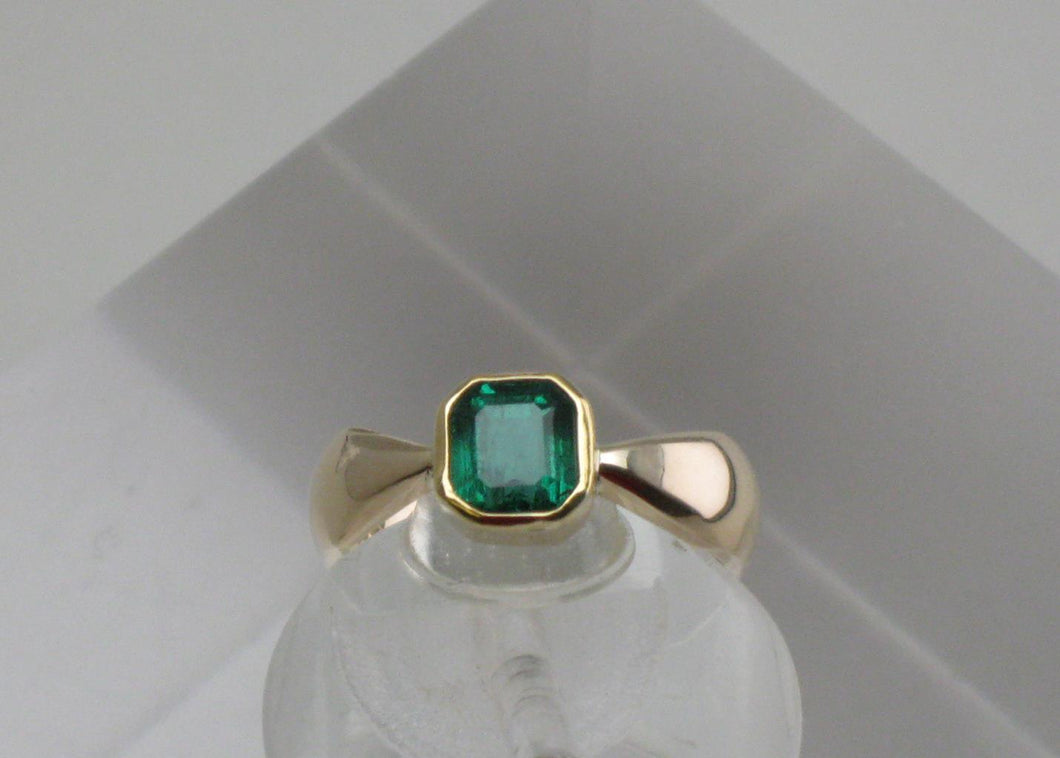 18k Emerald womans ring